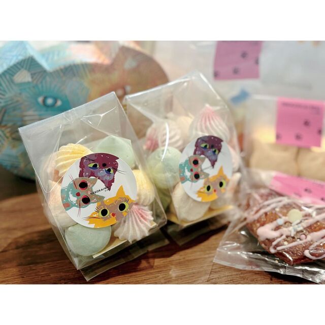 ［実績紹介（敬称略）］

NEKOKAIWAI ネコ界隈
Illustration 

Client. HAPPYSUGAR
Art Director.  Yamashita

::
新しいブランドのシンボルとして
仲良しの3匹のネコのストーリーを
イラストにしました

@neko.kaiwai 
@uchico_sugar